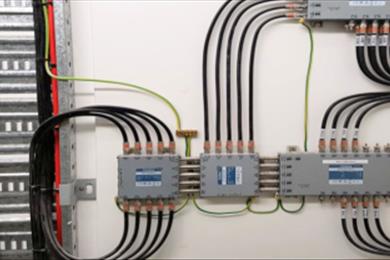 اجرای پروژه برق‌کشی استاندارد در ساختمان‌های اداری کرمان